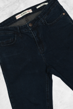GUESS DARK WASH JEANS